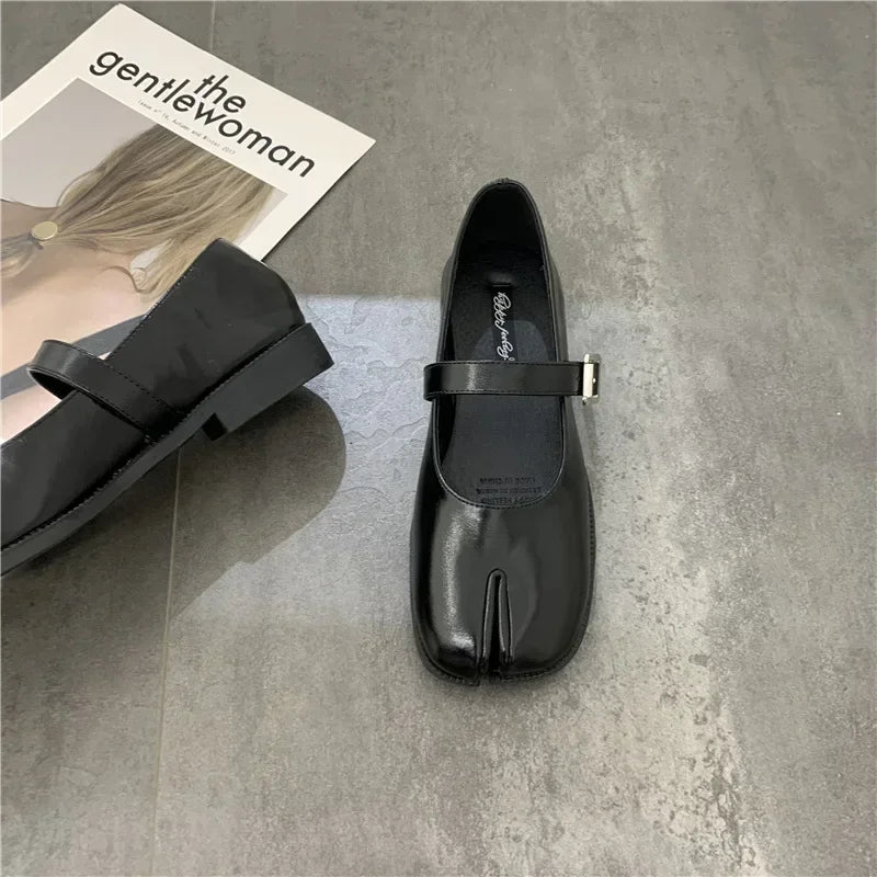 Novelty Split Toe flat shoes woman quality leather mary janes Japanese style trotters flats ankle bele Tabi ninja loafers women